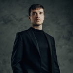 Kamil Borkowski – pianista na koncercie Chopina w Warszawie. Portret artysty występującego w Chopin Point Warsaw, Stare Miasto.