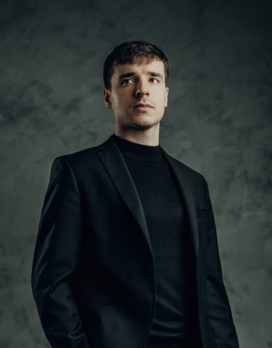 Kamil Borkowski – pianista na koncercie Chopina w Warszawie. Portret artysty występującego w Chopin Point Warsaw, Stare Miasto.
