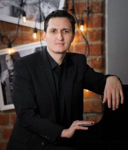 Marcin Pękala – pianista na koncercie Chopina w Warszawie. Portret artysty występującego w Chopin Point Warsaw w Starym Mieście